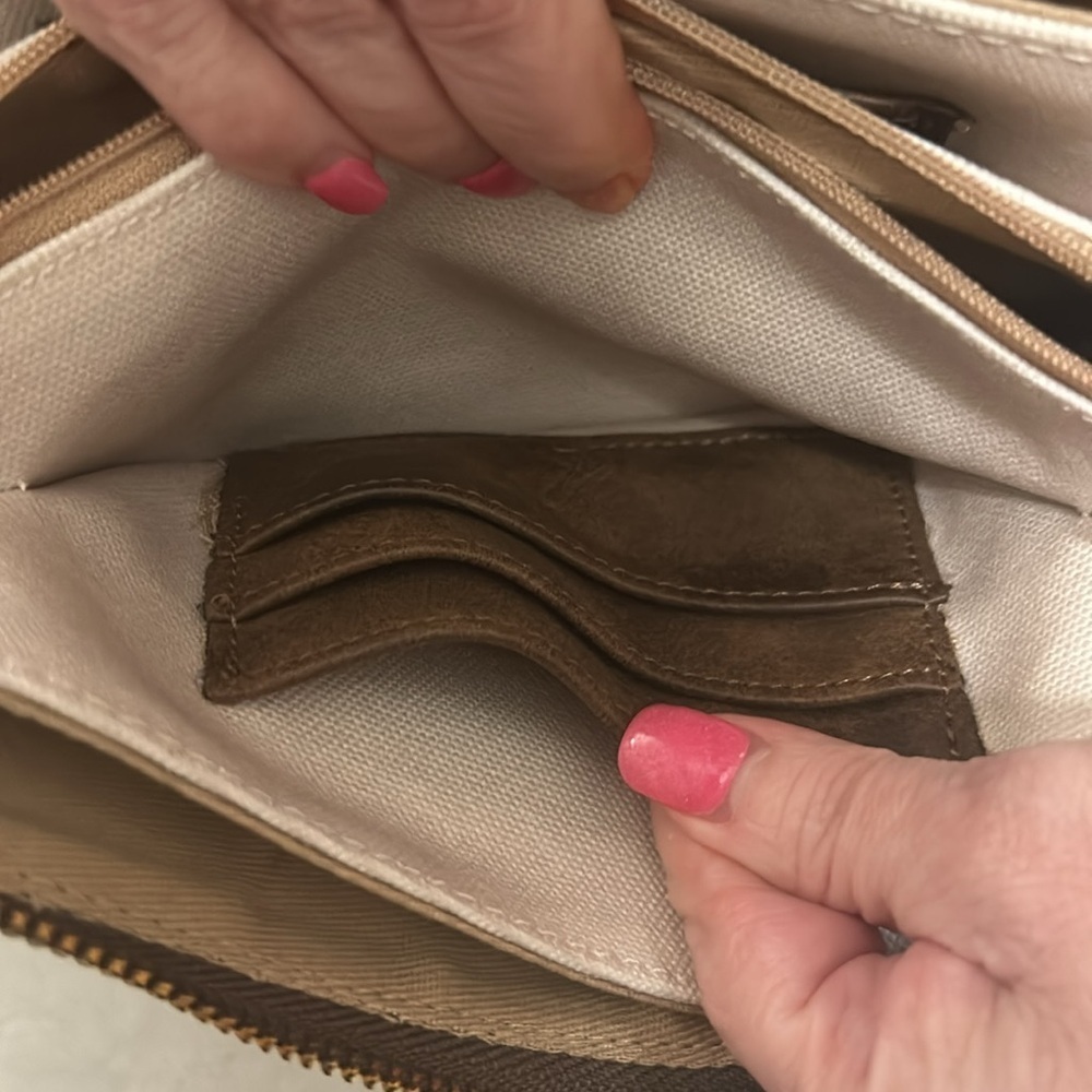 Anngoti turtle wristlet with detachable strap - Picture 6 of 7